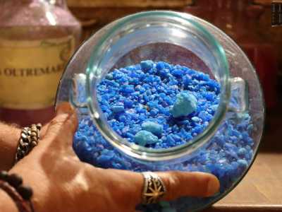 Miguel ci mostra poi l�intenso �bleu oltremare� cos� chiamato dagli antichi Romani: � ottenuto dal lapislazzuli, una pietra preziosa